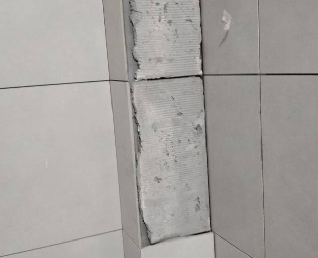 偃师瓷砖空鼓维修公司分享下瓷砖施工前基层浇水润湿程度不足，可能导致以下问题